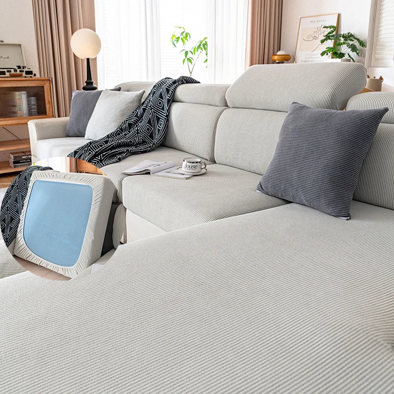 Asiento y funda elástica gris claro para sofá moderno con tela estampada oscura.