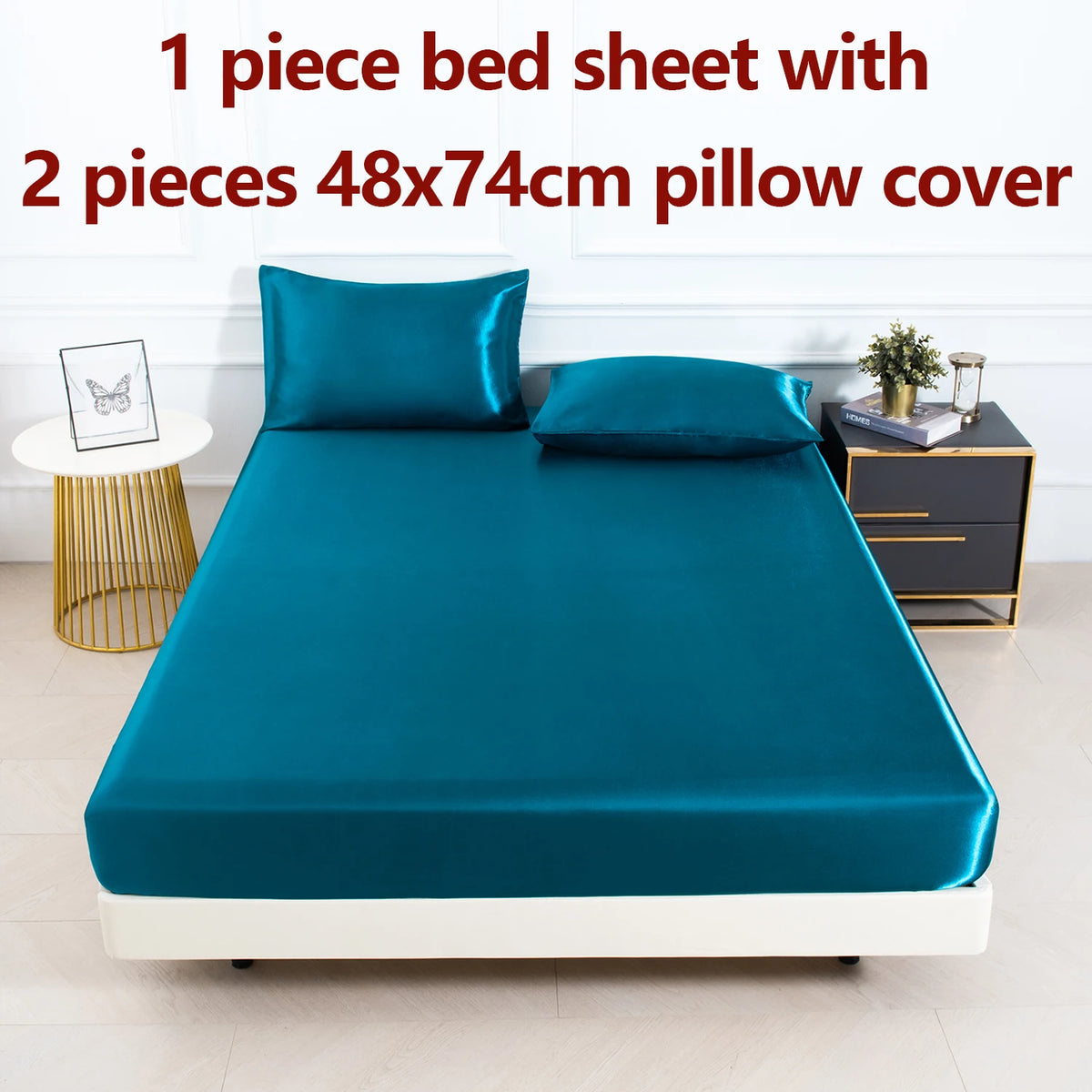 Ein türkisfarbener Satinbettlaken und zwei Kissenbezüge werden auf einem Bett präsentiert.
