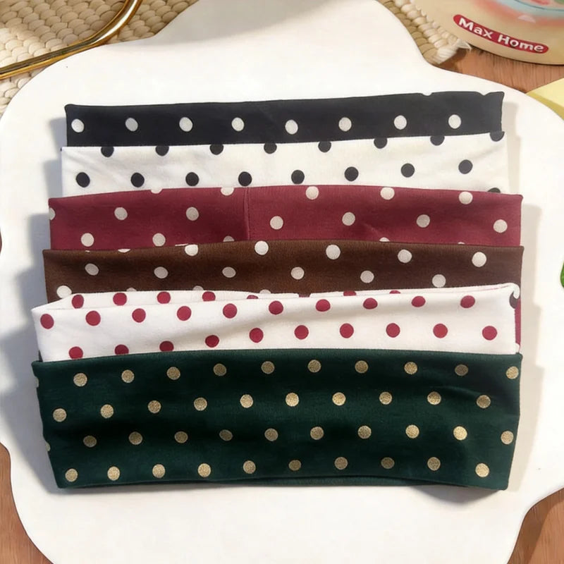 Collection de bandeaux de tête à pois larges dans diverses couleurs : noir, blanc, marron, bordeaux et vert foncé.