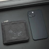 Schwarzes Vintage-Ledertasche für Herren neben einem dunklen Smartphone