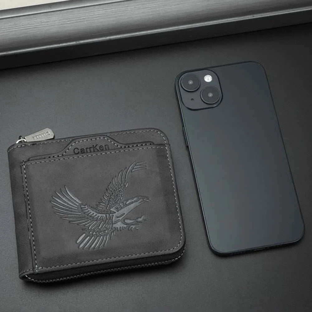 Schwarzes Vintage-Ledertasche für Herren neben einem dunklen Smartphone
