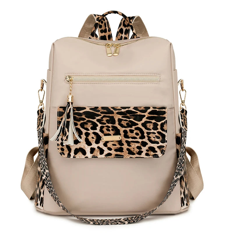 Beige Reise-Rucksack mit Leopardenmuster-Klappe und goldfarbenen Details.