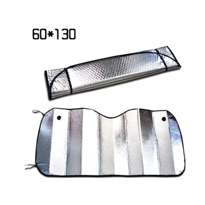 Silberer plissierter Sonnenvisor für Autofenster, Nahaufnahme.