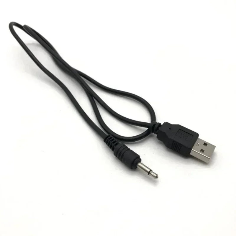 Schwarze portable Mini-Nähmaschine mit angeschlossenem USB-Anschluss.