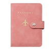 Porte-passeport en cuir rose avec texte gravé en or et emblème d'avion doré.