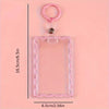 Porta tarjetas de acrílico rosa con un llavero, mostrado contra un fondo rosa claro.