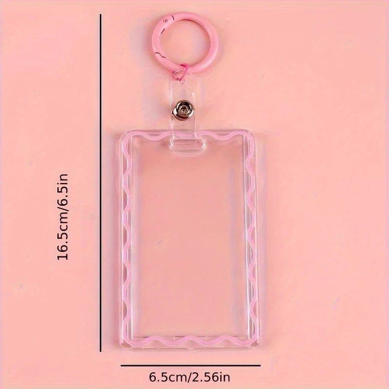 Porta tarjetas de acrílico rosa con un llavero, mostrado contra un fondo rosa claro.