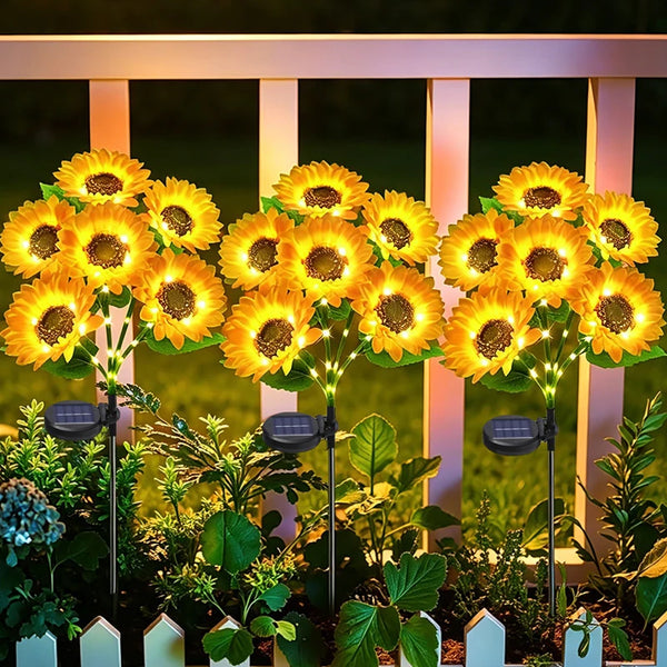 Lampes solaires de tournesols éclairant des fleurs jaunes dans un jardin.