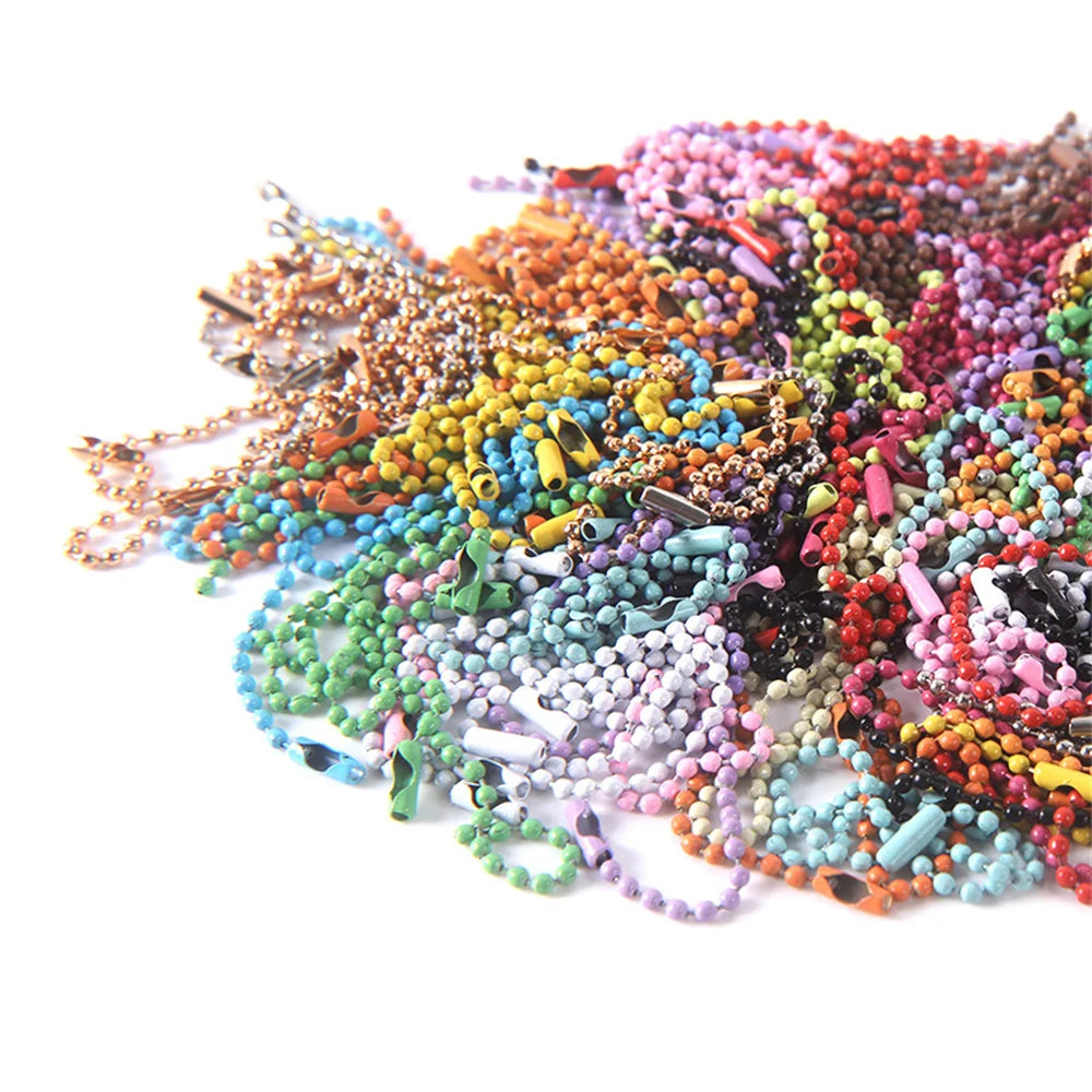 Bunte Mischung aus langlebigen Metallkugelketten in verschiedenen Farben wie rosa, blau, grün und orange.