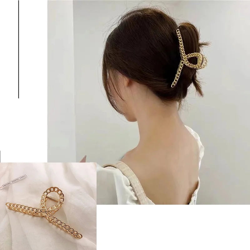Nahaufnahme einer goldenen geometrischen Kreuz-Haarspange in einem geflochtenen Haar.