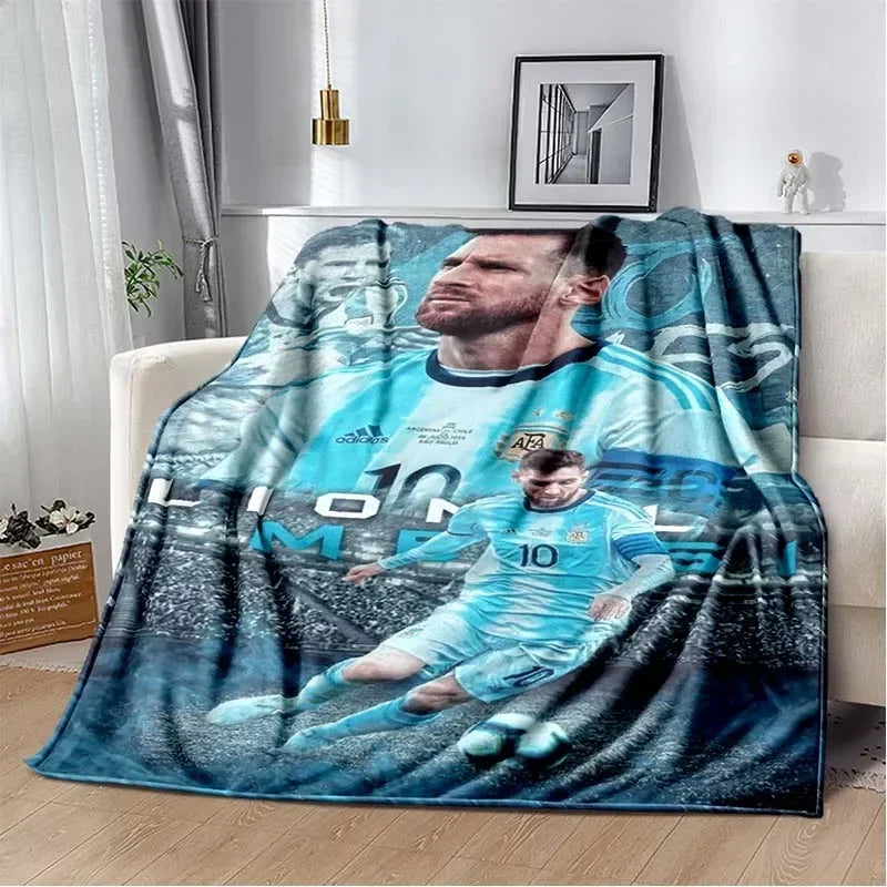 Große Druckdecke mit Fußballspieler in blauem Trikot und Nummer auf helblauer Fläche.