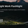 Super helle Taschenlampe beleuchtet eine Landschaft bei Nacht, mit 675 Lumen und 50 Meter Reichweite.
