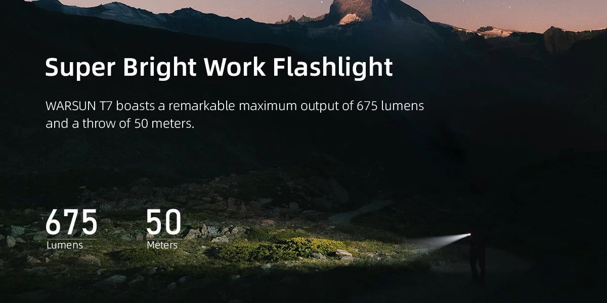 Super helle Taschenlampe beleuchtet eine Landschaft bei Nacht, mit 675 Lumen und 50 Meter Reichweite.