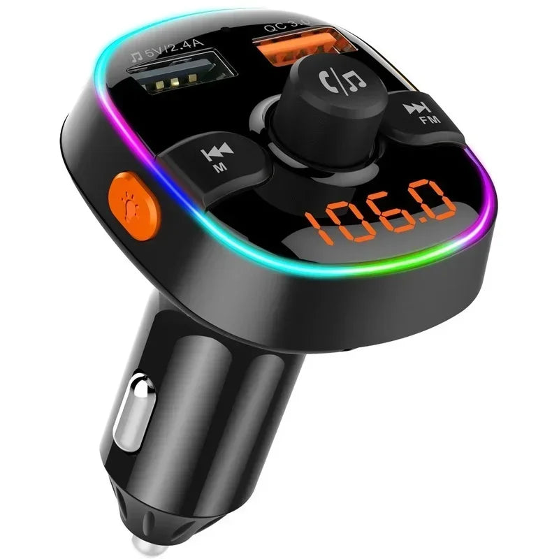 Chargeur Bluetooth FM noir pour voiture avec deux ports USB affichant la fréquence 1060.