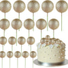 Eine Sammlung von zwanzig goldenen Glitzer-Ball-Kekstoppern auf Stäbchen zur Dekoration.