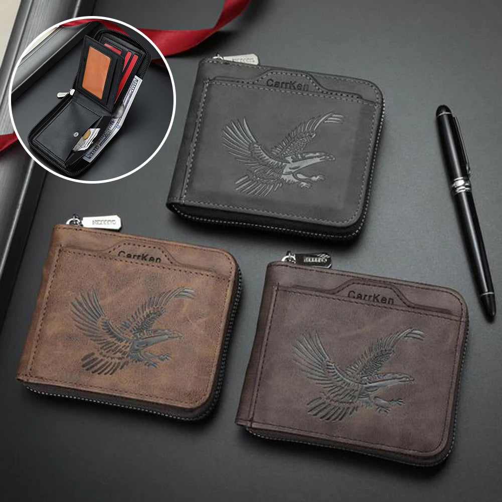 Schwarzes Leder-Kartenetui mit eingeprägter Adler-Design und roter Schleife, zusammen mit einer braunen Lederversion.