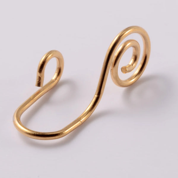 Goldfarbener spiralförmiger, nicht durchstießender Nasenring aus chirurgischem Edelstahl.