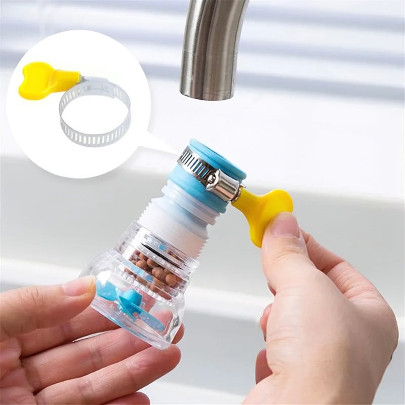 Eine Hand hält eine klare Plastikflasche mit gelbem Düsenspender und einem Anti-Spritz-Aerator, die den Wasserhahn demonstrie