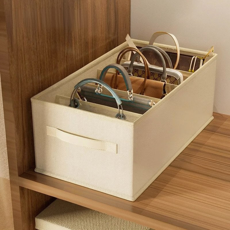 Boîte organisatrice bag-dans-bag beige remplie de sacs à main et accessoires en cuir.