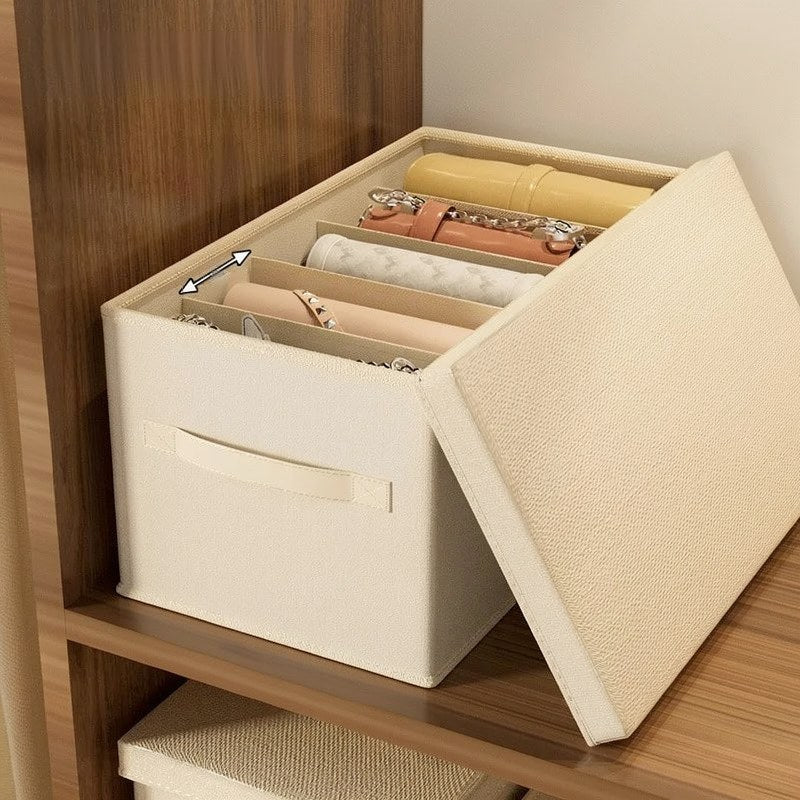 Boîte organisatrice sac-dans-sac beige avec compartiments et couvercle sur une étagère en bois.