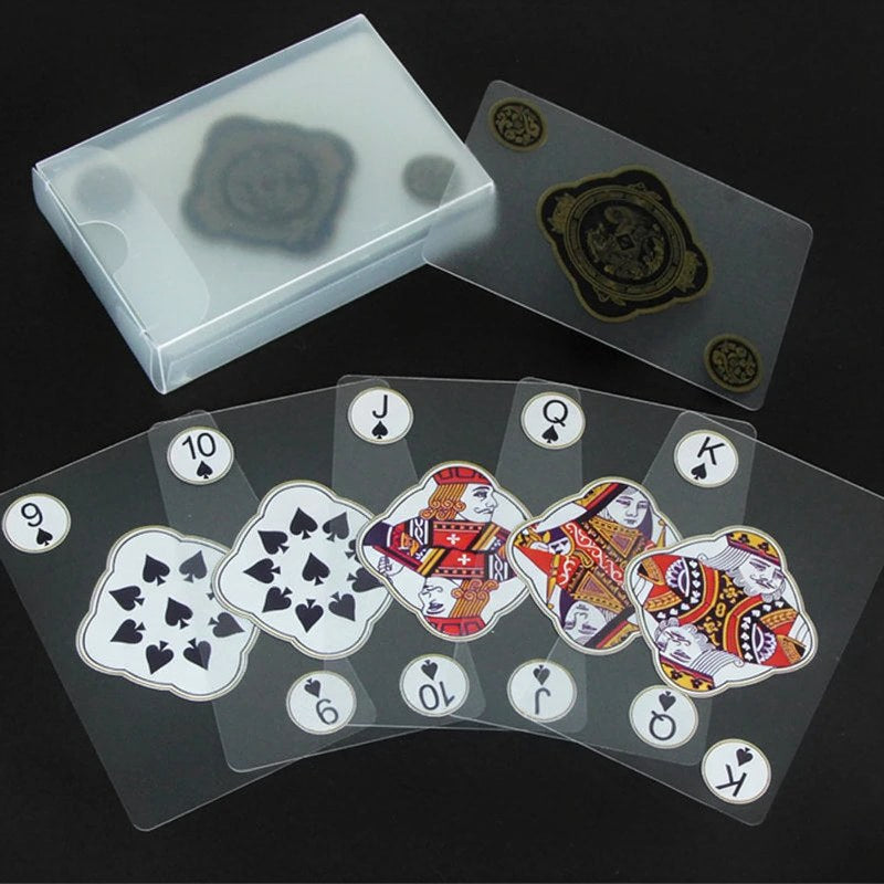 Un jeu de cartes en PVC transparent imperméable et une boîte en plastique clair sont exposés sur un fond sombre.