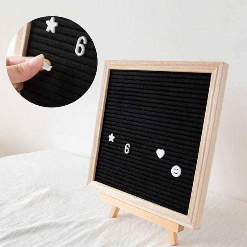 Filz-Buchstabentafel mit Holzrahmen