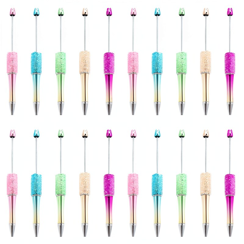 Collection de trente stylos-plumes à bille perlés de différentes couleurs et finitions.