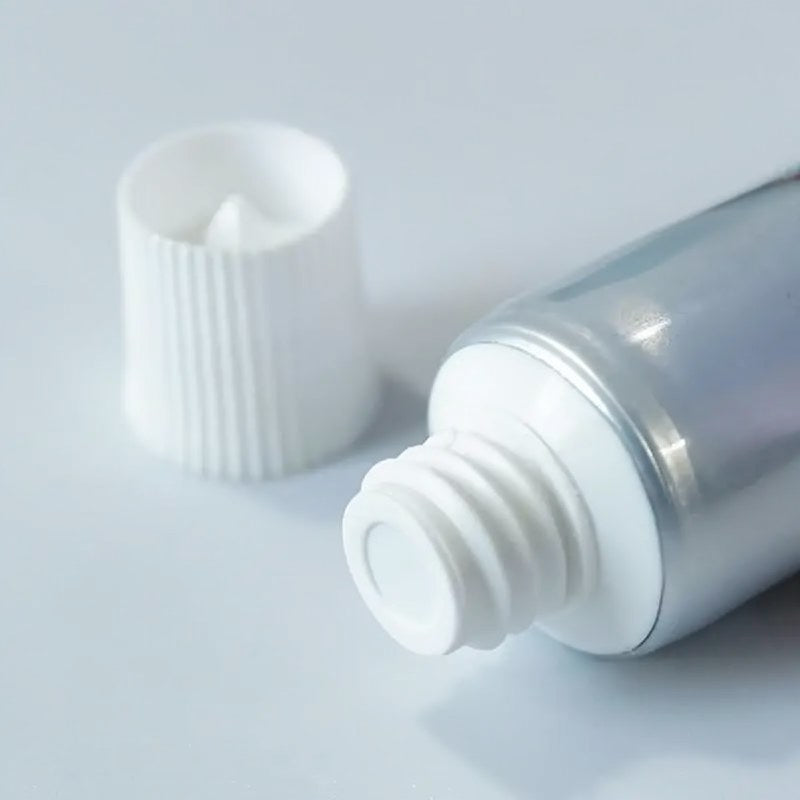 Botella plateada de corrector de arañazos para coche Quick-Dry con tapa blanca y boquilla dispensadora.
