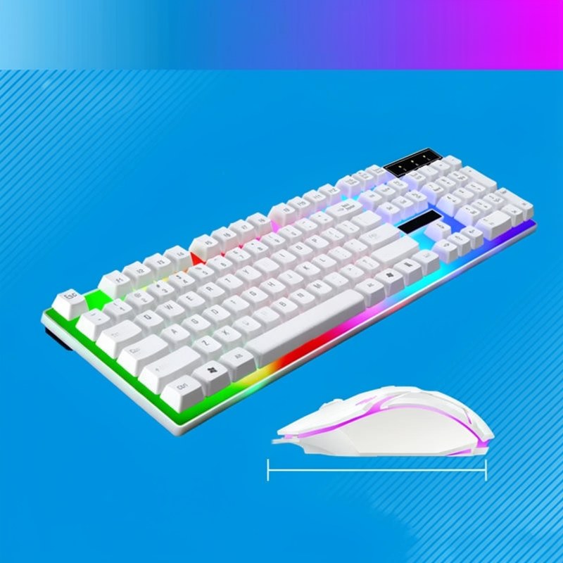 Combo de teclado y ratón gamer con retroiluminación RGB blanca sobre fondo azul.
