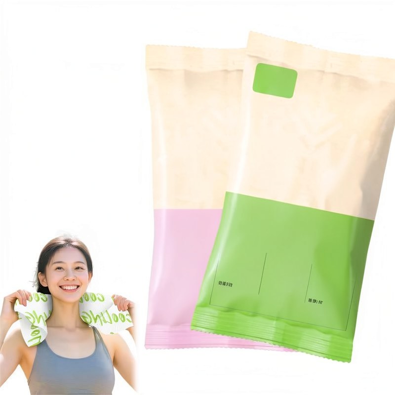 Deux paquets de serviettes de refroidissement instantané, une rose et une verte, sont présentés à côté d'une femme.
