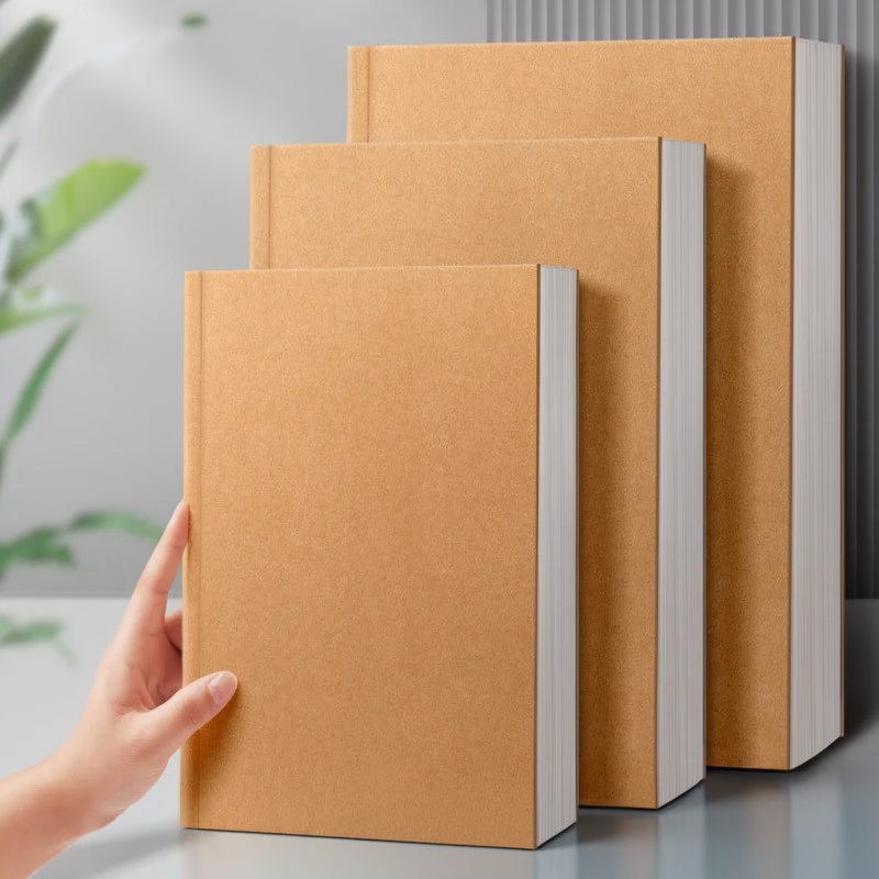 Eine Hand hält einen Stapel von drei minimalistischen Kuhfell-Notizbüchern in natürlicher brauner Farbe.