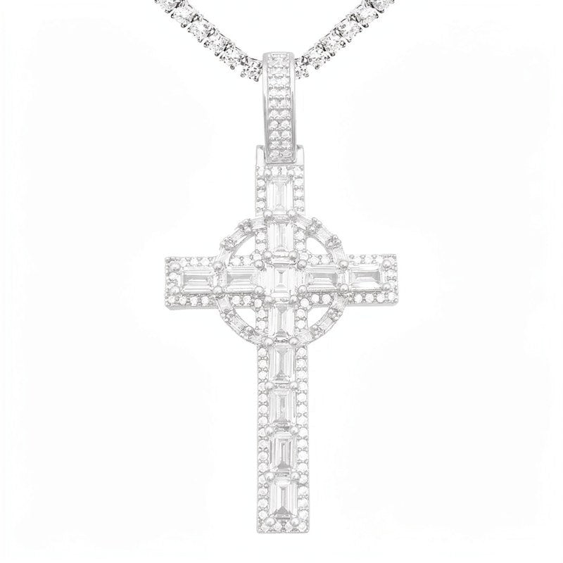 Collier pendentif croix celtique en diamant serti avec un design détaillé.