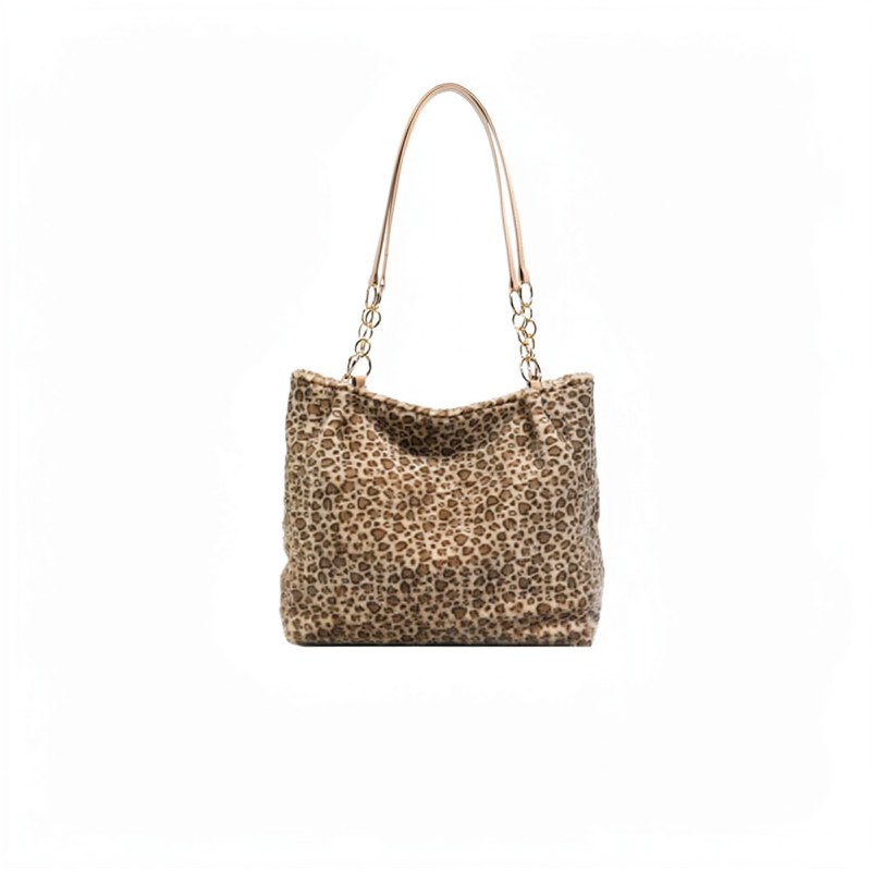 Sac en toile beige à imprimé léopard avec une fine bretelle dorée.