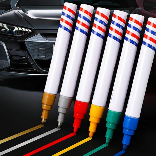 Un set de stylos de réparation de rayures de peinture automobile avec des embouts multicolores et des corps blancs, présentés
