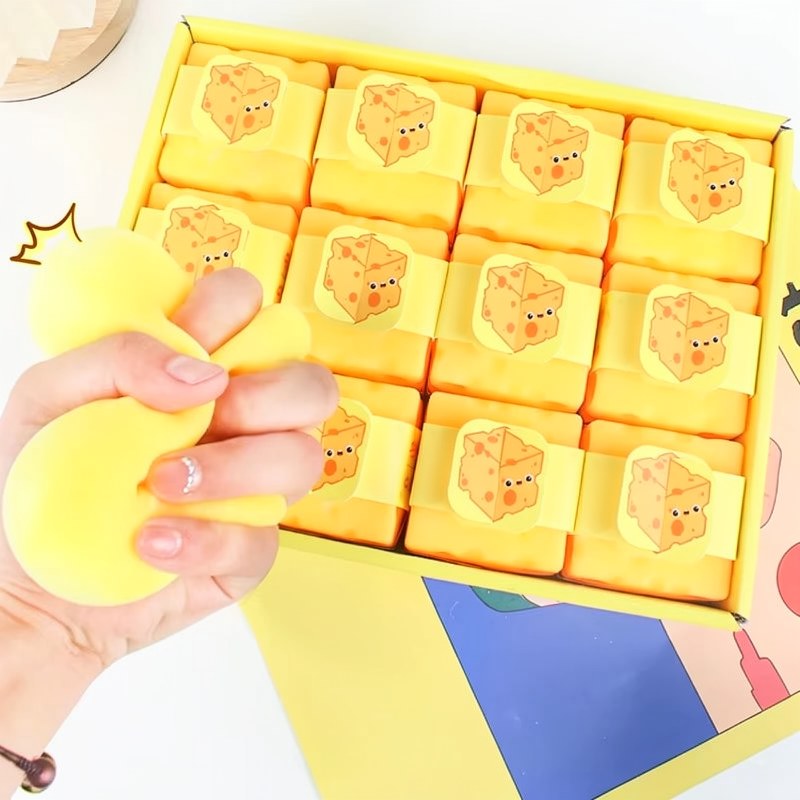 Une boîte jaune remplie de jouets anti-stress en forme de fromage.