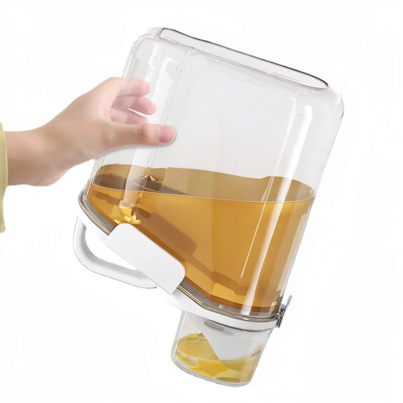 Eine Hand hält einen klaren luftdichten Müslidispenser und eine Lebensmittelbehälter mit Orangensaft.