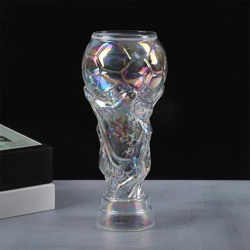 Klares Pokal-förmiges Fußballbierglas mit irisierender, mehrfarbiger Glasstruktur.