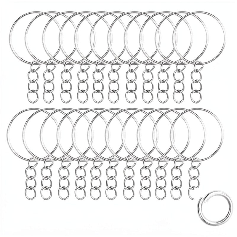 Eine Sammlung aus Edelstahl-Schlüsselanhängern und Springringen.