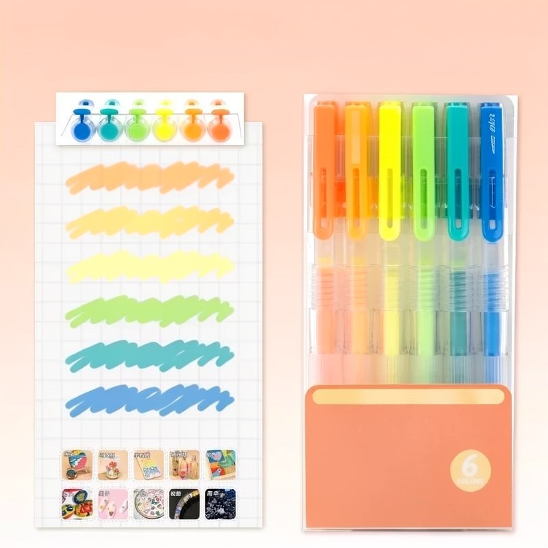 Un set de bolígrafos de gel acrílicos coloridos exhibidos en una bandeja deslizante transparente con base naranja.