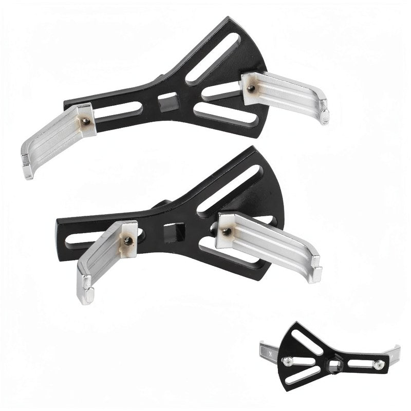 Deux clés à molette avec poignées argentées pour raccords de pompe à carburant, vues sous différents angles.