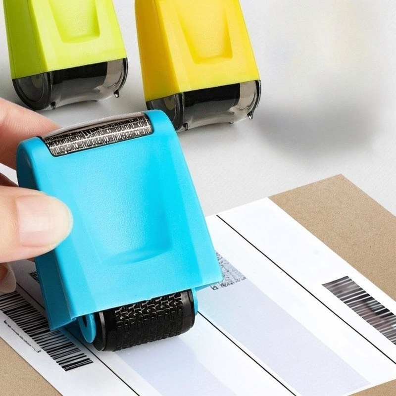 Una mano está usando un sello enrollador azul de protección de privacidad en un papel.